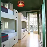 29 Madeira بيت شباب *