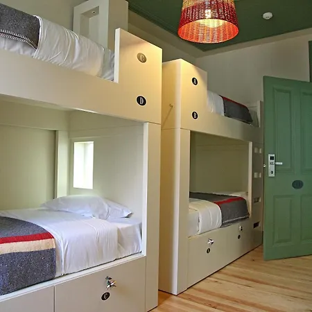 29 Madeira Albergue *